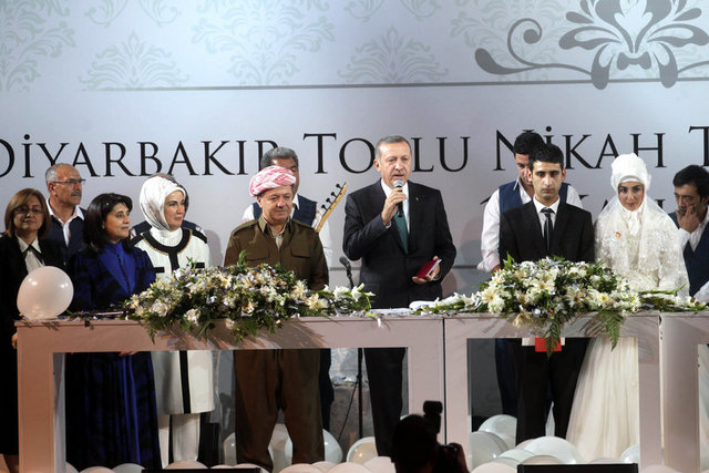 Barzani'nin yeni evlenen çiftlere armağan etmek üzere ülkesinden 3 bavul altınla geldiği öğrenildi.