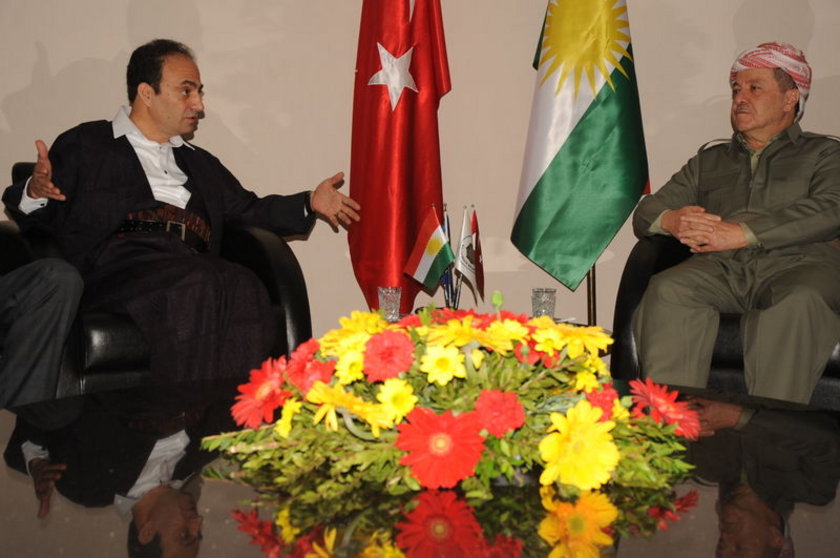 Pazar günü dikkat çeken bir diğer ziyaret de, Barzani'nin Baydemir'e yaptığı ziyaretti. Baydemir, Barzani'yi yöresel kıyafetleriyle karşıladı.