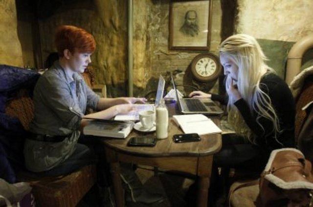 Genellikle hareketin merkezi olarak kabul edilen Kiev'deki Kupidon isimli kafede toplanan üyelerin çoğu yalnız yaşıyor veya üyelerle ev arkadaşlığı ediyor.