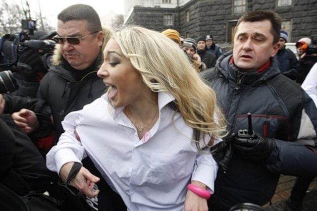 FEMEN'in lideri önce eylem yapacakları konuyu belirliyor.Sonra eylemin nerede ve nasıl yapılması gerektiğine karar veriyor.Ardında da eylemci kızları eve çağırıp birlikte pankartlar hazırlıyorlar. gazetecilere haber veren FEMEN üyeleri, meydanlarda çıkıp eylemlerini gerçekleştiriyor.