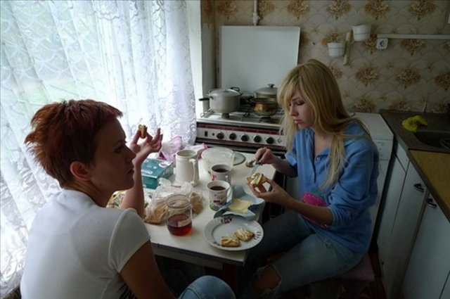 Tamamına yakının yaşları 20'nin altında olan üyelerin bir kısmı aynı evi paylaşıyor.