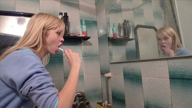 Ukrayna'da FEMEN'in lideri durumundaki Sasha Shevchenko ve onun arkadaşı Anya Gutsol birlikte kalıyor.