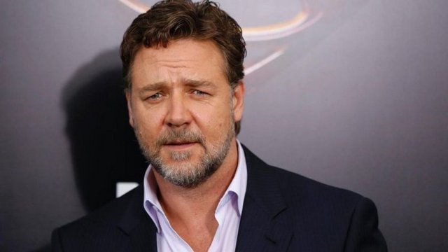 Dünyaca ünlü aktör Russell Crowe, Türkiye'de geçirdiği dönemde "Yahşi Batı"yı izlediğini ve çok güldüğünü söylediği Cem Yılmaz'a Twitter'dan mesaj gönderdi.