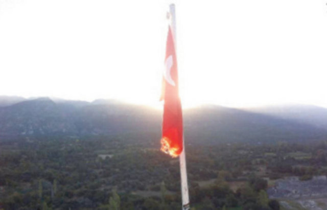 Crowe, çektiği bir Türk bayrağı fotoğrafını paylaşıp altına da...