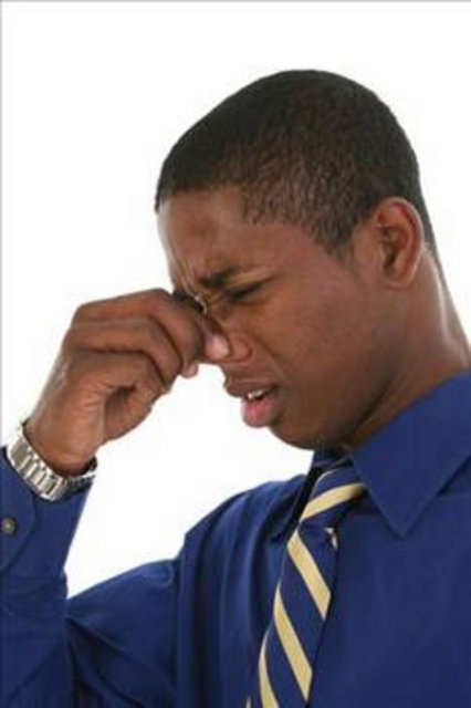 - HASTALIĞIN BELİRTİLERİ: .Burun tıkanıklığı, genize doğru sarı yeşil bir akıntı, baş ağrısı, nadir olarak ateş görülür.