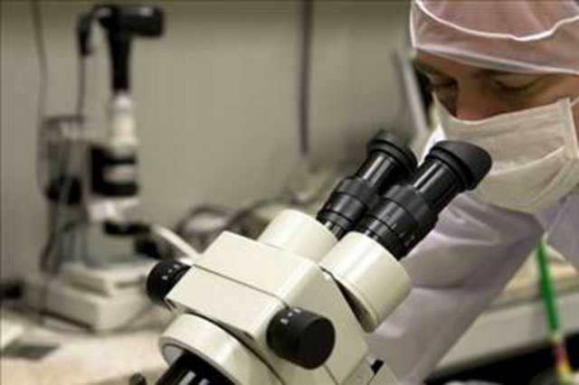 BEHÇET HASTALIĞI: Behçet sendromu ya da Behçet hastalığı (BS), tekrarlayan oral (ağız) ve genital (cinsel organlar) ülserlerle, göz, deri, eklem, damar ve sinir sistemi tutulumuyla giden, nedeni bilinmeyen bir damar  iltihabıdır. BS, 1937 yılında bir Türk doktoru olan Prof. Dr. Hulusi Behçet tarafından tanımlanmıştır.