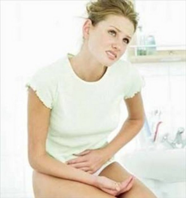 HASTALIĞIN BELİRTİLERİ: Sağ kasıkta duyulan ağrılar şiddetli olmasa da, hastayı işinden alıkoyacak kadar sıkıntı verebilir. Ağrı genellikle aşırı güç harcama, ağır ya da bağırsaklara dokunabilecek bir yemek, rahatsız edici uzun bir yolculuk ya da inatçı kabızlık gibi durumlardan sonra görülür. Ağrıya bulantı, öğürme, bazen kusma, iştahsızlık, genel kırıklık ve kabızlık eşlik edebilir. Eğer iltihap yakın organlara da yayılmışsa ateş hafifçe yükselebilir.