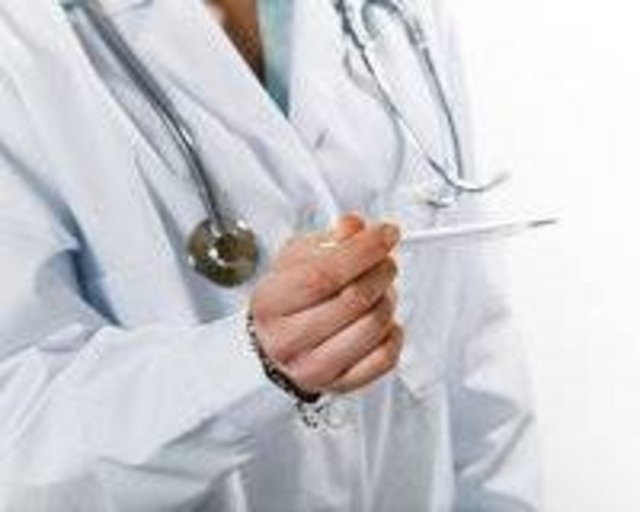 HASTALIĞIN BELİRTİLERİ: Ağızda tekrarlayan aftlar, cinsel organ çevresinde yaralar ve yara izleri, değişik deri lezyonları vardır, ayak bileği, diz, el bileği ve dirsek eklemleri etkilenir, gözler sendromun başlangıcından sonraki ilk 3 yıl içinde tutulur, bağırsak incelemesinde ülserler görülebilir.