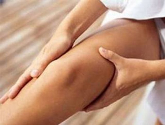 MENİSKÜS YIRTIĞI: Menisküs dokusu, ani dönme hareketleri başta olmak üzere, dizdeki travmalar sonucu yırtılabilmektedir. Bu tahribat daha çok sporcularda görüldüğü için menisküs yırtığı bir sporcu hastalığı olarak görülmektedir. Ancak menisküs rahatsızlıkları sadece sporcularda değil, dizini herhangi bir şekilde zorlamış hemen hemen herkeste görülebilir.