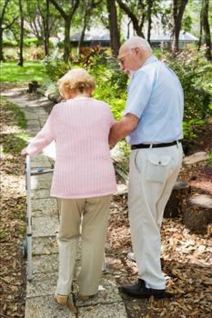 HASTALIĞIN BELİRTİLERİ: Hastalar çoğunlukla sırt, bel ağrıları gibi şikâyetlerle doktora başvururlar. Hatta ilk kırık meydana gelinceye dek herhangi bir bulgu vermeyebilir. İlk omurga kırığından sonra yeni bir kırık olma olasılığı 5 kat artar.