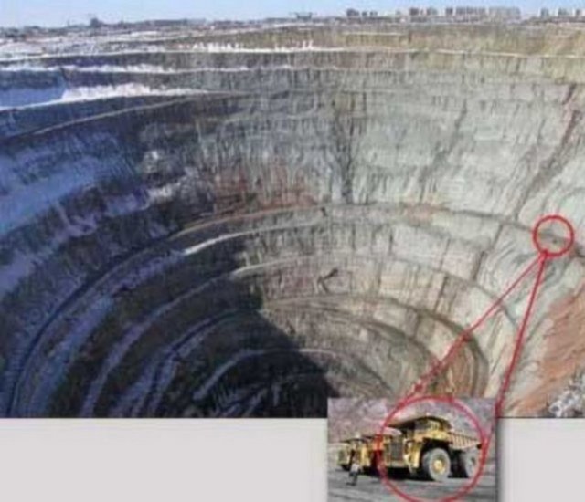 Devasa kamyon Mirny'de çalışırken ancak bu büyüklükte görüntülenebiliyor... -