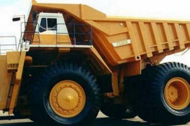 Alt fotoğraftaki kamyon, dünyanın en büyüklerinden. 13.36 metre uzunluğunda, 7.78 metre genişliğinde ve tam 6.65 metre yüksekliğinde. -