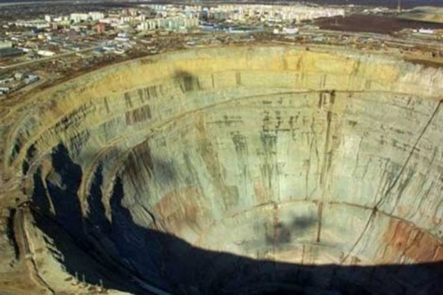 Mirny tam 525 metre derinliğinde ve 1.25 km çapında. -