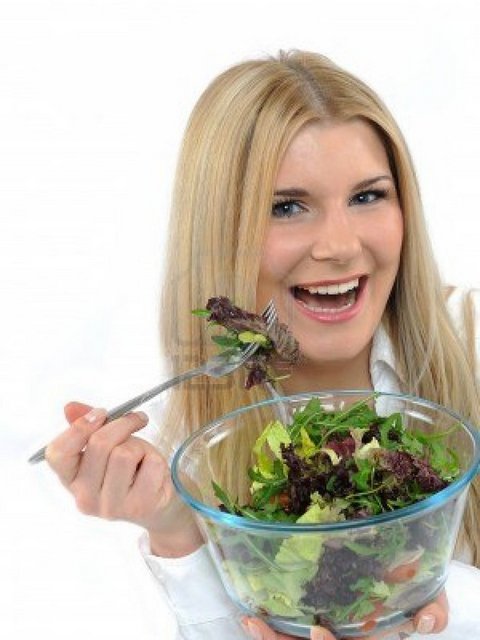 Karamsarlığa yatkınlıkları olması ve aşırı duygusal olmaları nedeniyle duygusal durumları nedeniyle tıkanırcasına yemek, aşırı besin ve tatlı tüketimi gibi beslenme bozuklukları ile karşılaşma riskleri diğer burçlara göre daha yüksek olabilir.