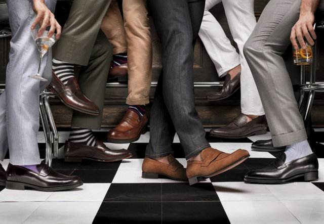 Ve ayakkabılar. Olmazsa olmazlar. Peki acaba 2014 te erkeklerimizin ayaklarında neler göreceğiz? - Farklı renk seçenekleri ile borgue ayakkabılar, kolej zamanından beri gözdem loaferlar, monk strap diye tabir edilen atkılı ayakkabılar, vazgeçilmez spor ayakkabılar ve yarım botlar bu sene çok sık rastlayacağımız modeller. Bu modeller ışığında, pek çok markanın şık tasarımlarını edinebilirsiniz. - Tüm bu ana değişikliklerden sonra ihtiyacınız olan birkaç tüyo hepsi bu. - Elbette bu tüyoları da paylaşacağım sizinle. -  -