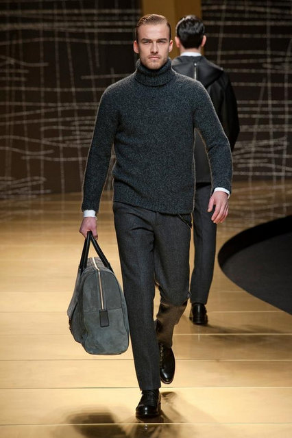 Erkeklerin gardropları için de olmaz olmazsa parçalar var. Üstelik onlar bu parçalarla daha çok kombin yapabilme seçeneğine sahip. O yüzden, işe bu kilit parçaları alarak başlayabilirsiniz. - Bu sene balıkçı yaka kazakları erkeklerde de sıkça göreceğiz. Lacivert,bordo,siyah ve krem renklerdeki  balıkçı yaka kazaklarla bütün kış harika kombinler yapılabilir. Bir deri ceket veya  klasik bir ceket, ekose bir gömlek, bir jean veya tüvit bir pantolon, şık bir fular ve kombini  tamamlayan bir mont ile onu bambaşka bir tarza bürüyebilirsiniz. -