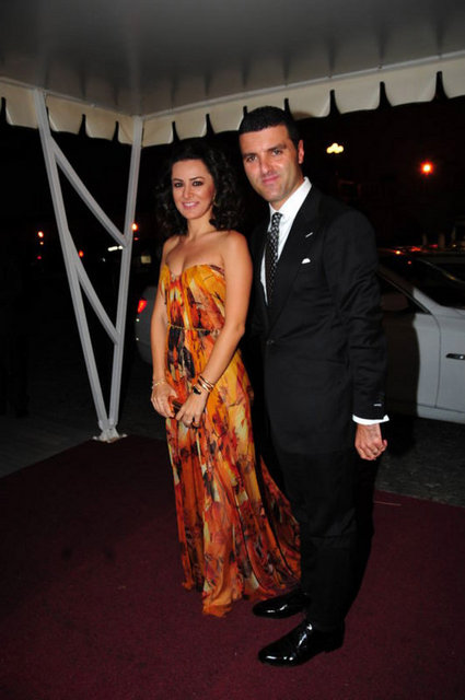 Galatasaray - Spor Kulübü'nün - genç - yöneticilerinden - Emir - Sarıgül'ün - eşi Fatoş - Sarıgül, - düğünün şık - kadınları - arasındaydı. - Fatoş - Hanım, - Alexander - McQueen - imzalı elbisesiyle - göz - kamaştırdı.