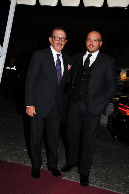 21 yıllık eşi Kemal Gülman'a boşanma - davası açarak 200 milyon TL tazminat - talebinde bulunan ve boşanma davaları - süren Feryal Gülman düğüne tek başına - geldi. Kemal Gülman'ın yanında oğlu - Polat Gülman vardı. Kemal Gülman'ın - diğer oğlu Lemi Gülman ile eşi Ece Özbek - Gülman, Feryal Gülman ile düğünde - hiç yan yana gelmedi. Bilindiği üzere Feryal - Gülman, Lemi Gülman ile Ece Özbek - Gülman'ın düğününden bir gün sonra eşine - boşanma davası açmıştı. Ece Hanım, - Feryal Gülman'ı suçlayarak ayrılığı uzun - süredir planladığını öne sürmüştü.