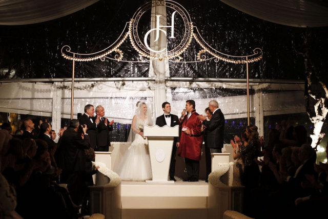 Şişli Belediye Başkanı Mustafa Sarıgül'ün kıydığı nikaha bin seçkin davetli katıldı.