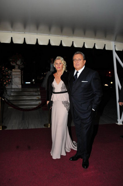 Mesut Yılmaz'ın - kardeşi Turgut Yılmaz - ile eşi Claudia - Yılmaz'ın heyecanları - gözlerinden - okunuyordu.