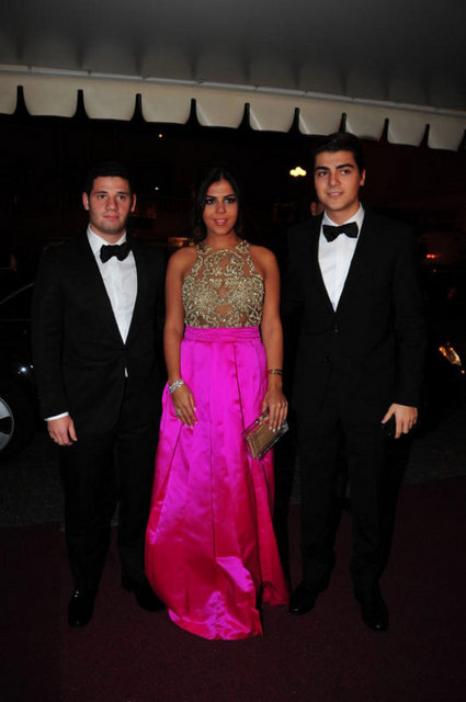 Yakın zamanda - nikâh masasına - oturmayı planlayan - Alpin Şahin - ile nişanlısı Hikmet - Albayrak ve - İpek Ayaydın ile - nişanlısı Talat - Abdik, Ceren-Hasan - Yılmaz çiftinin - mutluluğuna - ortak oldu. Organizasyonu - çok - beğenen genç nişanlılar, - kendi - düğünleri için de fikir sahibi oldu.