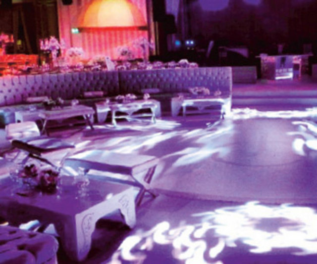 Dans pisti geniş - tutulan düğün mekânının - yeşil antoryum çiçekleriyle - süslenen masaları - çok beğenildi.