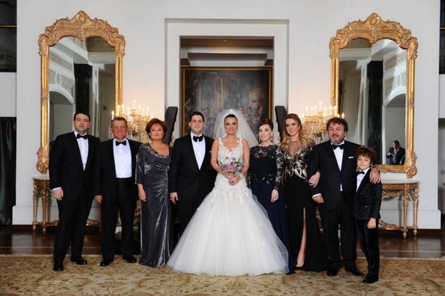 Yılmaz ve Öztürk Ailesi, düğün öncesi birlikte fotoğraf çektirdi.