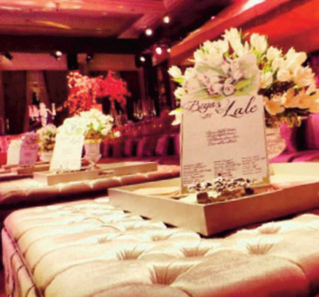 27 özel çiçek konseptli - düğünde en dikkat çeken - bölüm beyaz lale köşesiydi.