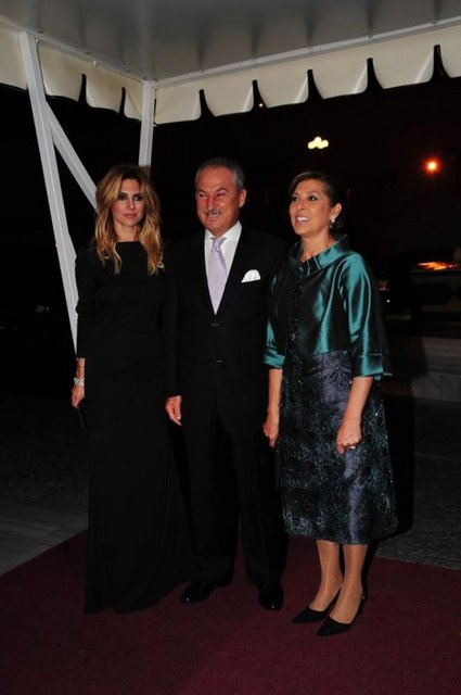 Eski başbakan - yardımcılarımızdan - Hüsamettin Özkan, - zarif eşi Çiğdem - Özkan ve kızı Özlem - Özkan düğünün - değerli davetlileri - arasındaydı.