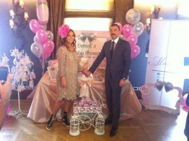 Anne olmak için gün sayan Demet Akalın, kızı Hira için 'Baby Shower' partisi düzenledi.