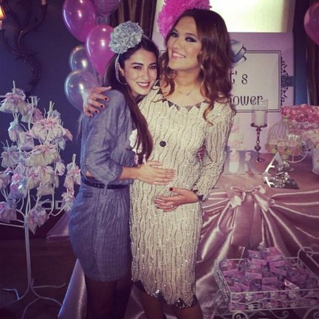 Akalın'ın annesinin Zeynep Mansur'u görünce gösterdiği tepki sonrası ünlü şarkıcı Mansur'un gönlünü yazdığı "Allahtan annemi tanıyorsun Zeynep" mesajıyla aldı.