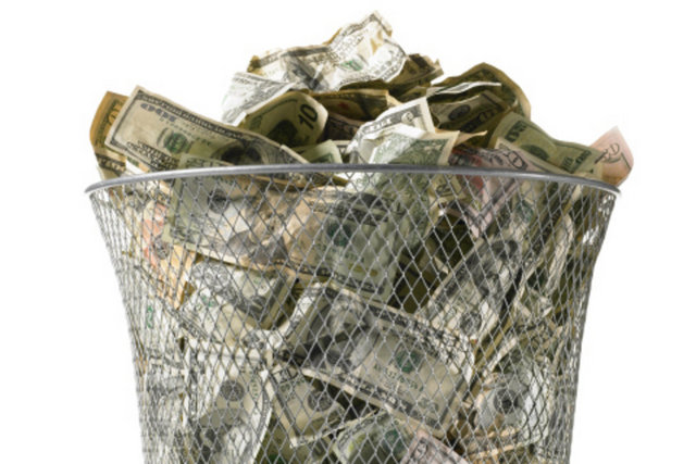 Milyon dolarlık ev ve arabalara ek olarak Washington Üniversitesi'ne 1 milyon dolar bağışladığı biliniyor ve burada onun adını onurlandırmak için bir okuma odası bulunuyor. Bunun dışında Lee, Demokrat Partiye 277.000 dolar bağışlayarak, Bill Clinton, Al Gore ve hatta Güney Kore Başkanı ile beraber yemek yedi.