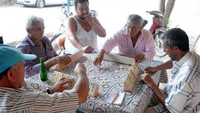 Dışarı çıkarken evinin anahtarını bile kapının üzerinde bırakıyor. Aldığı tarlaya buğday ekerek gelirini artırmaya çalışan Yörük, zamanının büyük kısmını ise mahalledeki kahvehanede geçiriyor.  -