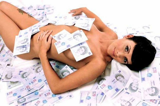 Tüm parasını kıyafete, partilere ve silikon yaptırmaya harcadı - Bir zamanlar dünyanın en şanslı genci olan 16 yaşındaki Callie Rogers, piyangodan 1,6 milyon Sterlin kazandı.