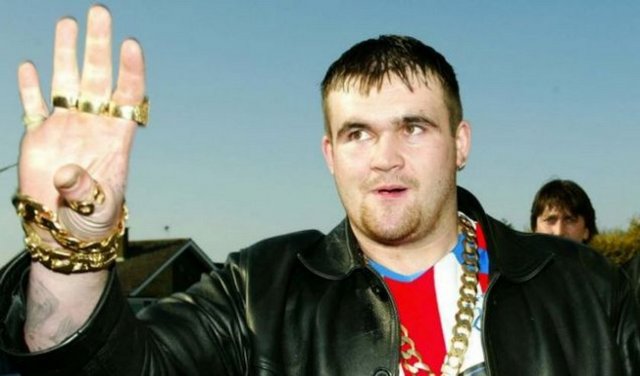 Kötü şöhretiyle tanınan Downham Grange'daki 325.000 sterlinlik evinde günde 2000 sterlini kokaine yatırarak uyuşturucu partileri vermeye başladıktan sonra Carroll'ün karısı onu boşadı.