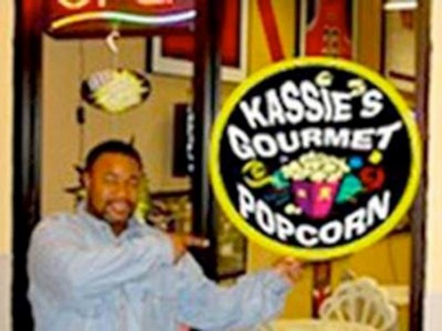 Üvey kız kardeşi öldürdü - 1986′da Jeffrey Dampier, Illiniois Lottery'den 20 milyon dolar kazandı ve cömert bir şekilde elindekileri ailesi ve arkadaşlarıyla paylaşmaya başladı ve onlara evler, arabalar, hatta egzotik mekanlarda tatiller sundu.