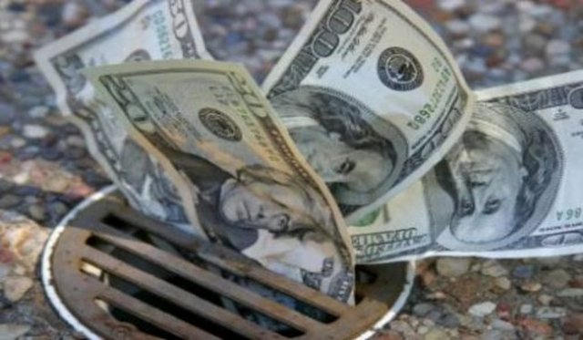 Ne yazık ki bunlar yeterli olmadı. Dampier'ın üvey kız kardeşi ve kızın erkek arkadaşı, milyoneri kaçırdılar ve kafasının arkasından vurarak öldürdüler.