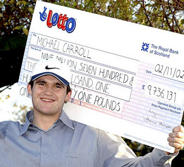 Tüm parasını kadınlara harcadı - Milyon dolarlar nasıl çöpe atılır? Bunu Michael Carroll'den öğrenebiliriz. 2002 yılında 26 yaşında yaklaşık 15 milyon dolar kazanan bu adam şu sıralar eski işi çöpçülüğe dönmeye çalışıyor.