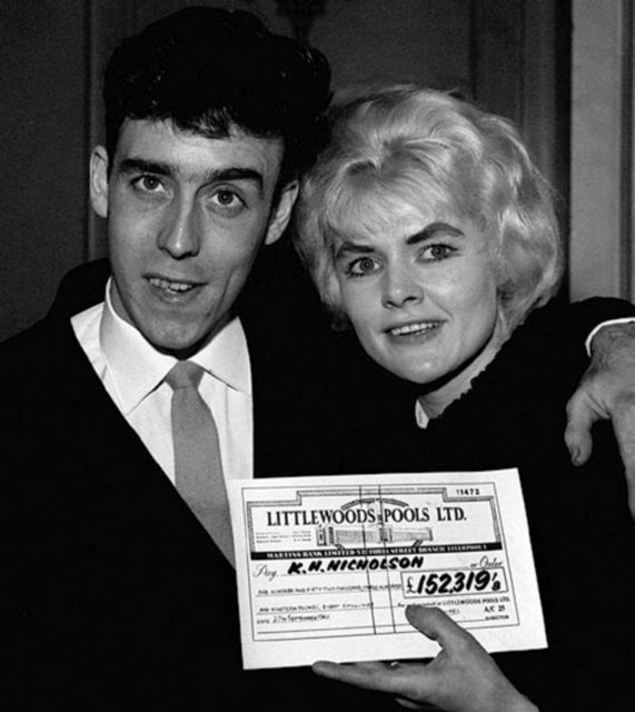 5 yılda bitirdi - 1961′de bugünün parasıyla yaklaşık olarak 3 milyon sterlin kazanan Vivian Nicholson, ödülü kazandıktan sonra tek yapacağının harcamak olacağını söylemişti ve Vivian sözünde durarark 5 yıldan kısa sürede elindeki tüm parayı tüketti.