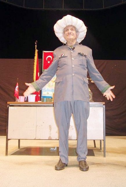 Nejat Uygur, 1998 yılında Kültür Bakanlığı'nca verilen Devlet Sanatçısı unvanını aldı.