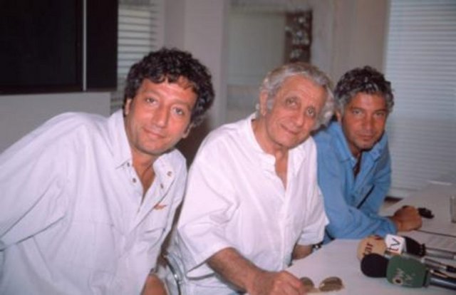 13 yıl süren Anadolu turneleri sürecinde sırasıyla Ahmet, ikiz kardeş olan Süheyl ile Süha, Kemal, Behzat adlı beş erkek çocukları dünyaya geldi.