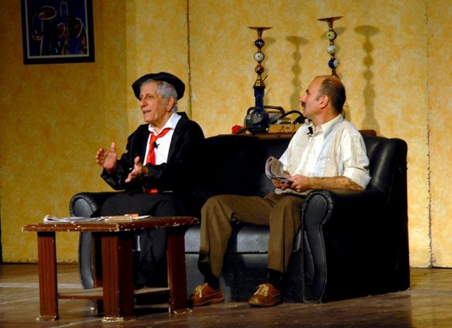 İlkokulu Siirt, Ezine ve İntepe'de okumuş ve bu dönemde tiyatroya  -  - müsamerelerle başladı.