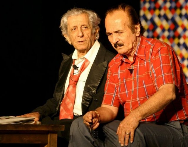 1943 yılında Sarıyer Halkevi'nde başladığı boksla beraber spora karşı ilgisi artmıştır.  -