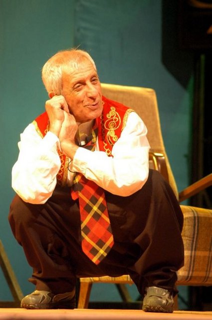 Öğretmen bir annenin ve subay bir babanın üç çocuğundan ortancası olan  -  - Nejat Uygur, Kilisli sanatçı İsmail Dümbüllü tarafından keşfedilip meşhur  -  - edilmişti.  -