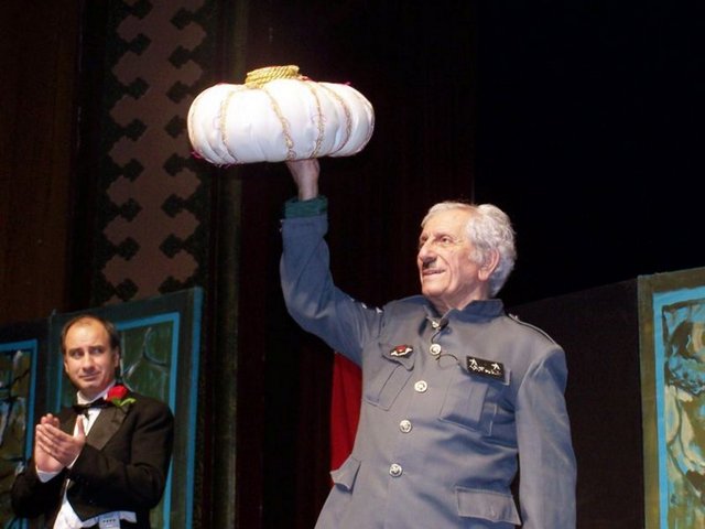 Süheyl ve Behzat babalarının deyimiyle "armut ağacının dibine düşmüş" ve tiyatrocu oldu.