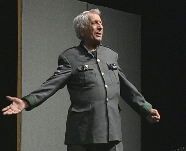 Atletizm ve su topu dışında iyi de bir at binicisiydi.