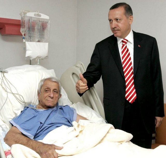 Uygur, 10 Eylül 2007'de beyin damarlarında oluşan bir tıkanıklık nedeniyle vücudun sol tarafında kısmî felç geçirmişti.