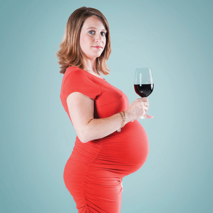 Бокал вина при беременности. Беременные женщины. Береминыеженщиныввозрасте.