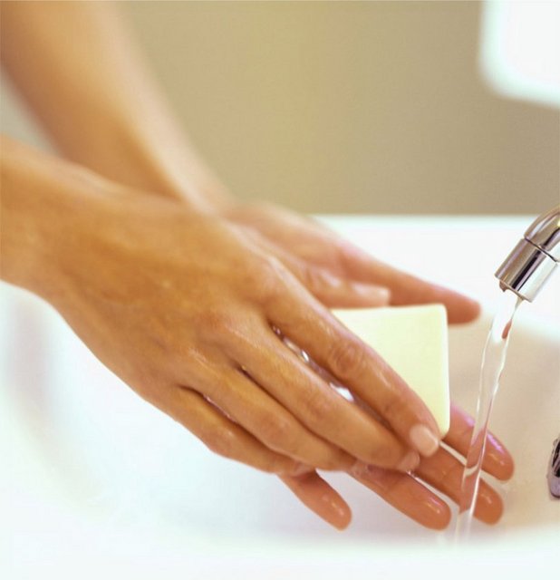 Sık banyo yapılması ve sık el yüz yıkanması, özellikle kışın sakıncalıdır. Banyo süresi 5-10 dakika olduğunda derideki nem oranı artar ancak deri hücrelerindeki su oranını azalır.