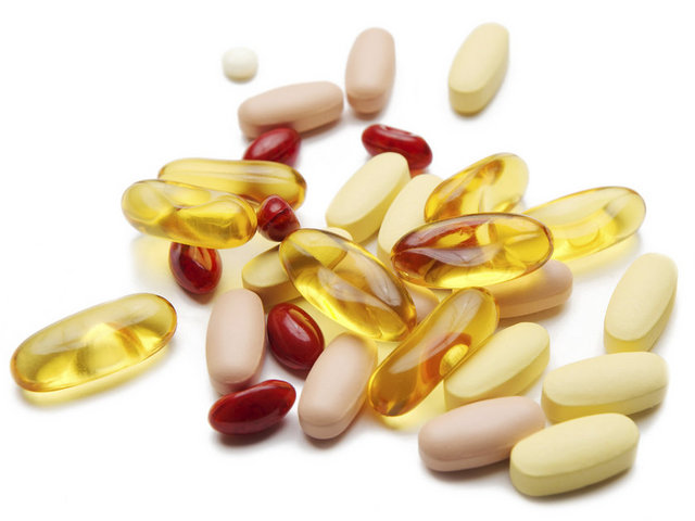 Cilt yaşlanmasını önlemek için saç-tırnak bakımı açısından hem krem olarak hem de ağız yoluyla çinko, A, E, C içerikli vitaminler ve antioksidan etkisi olan diğer ürünler, hekime danışarak kullanılmalıdır.
